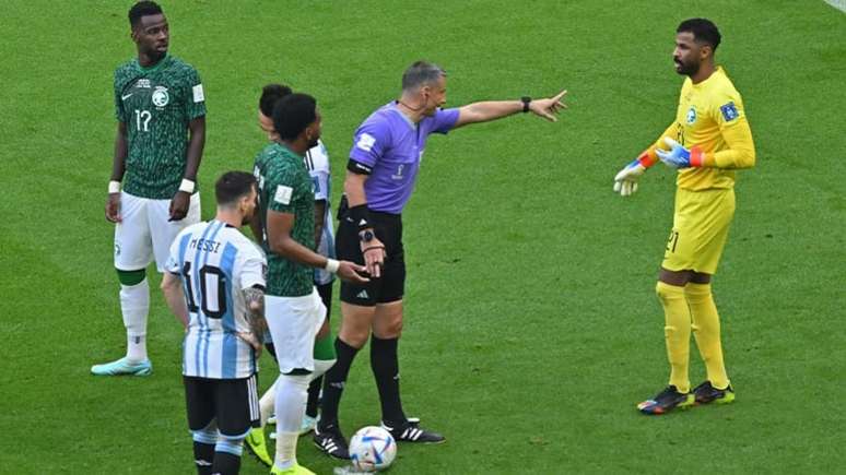 Momento do pênalti polêmico marcado para a Argentina (Foto: Glyn Kirk / AFP)