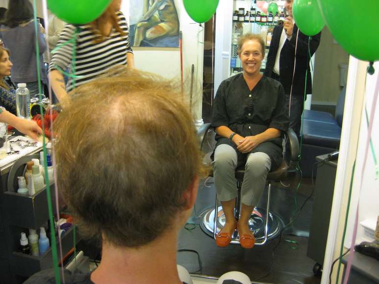 A queda gradual dos cabelos é uma das consequências da quimioterapia. Sarah McDonald pediu para ter a cabeça raspada quando a sua alopecia ficou muito evidente