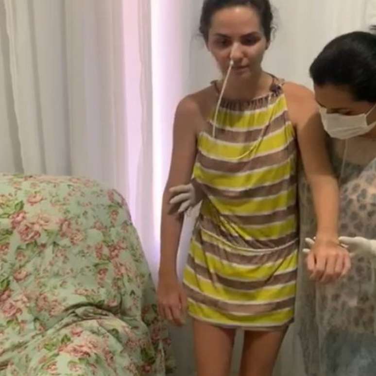 Lísia deu seus primeiros passos dois meses após o início do processo de reabilitação, com a ajuda de sua fisioterapeuta, Stéphanie