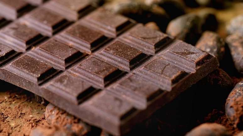 Cacau, presente em maior quantidade no chocolate amargo, melhora o fluxo sangu&iacute;neo cerebral