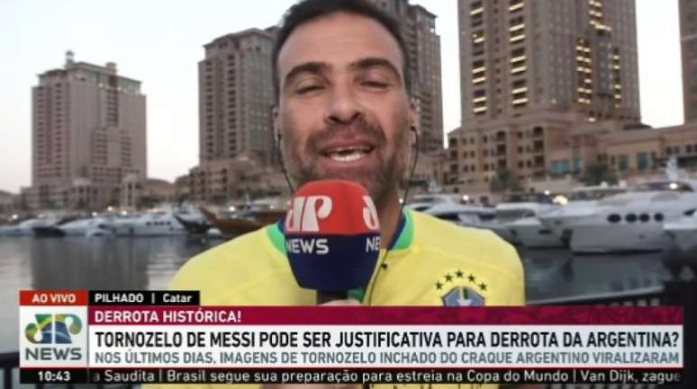 Thiago Asmar comentou a derrota da Argentina vestindo a camisa da Seleção Brasileira (Reprodução/Jovem Pan)