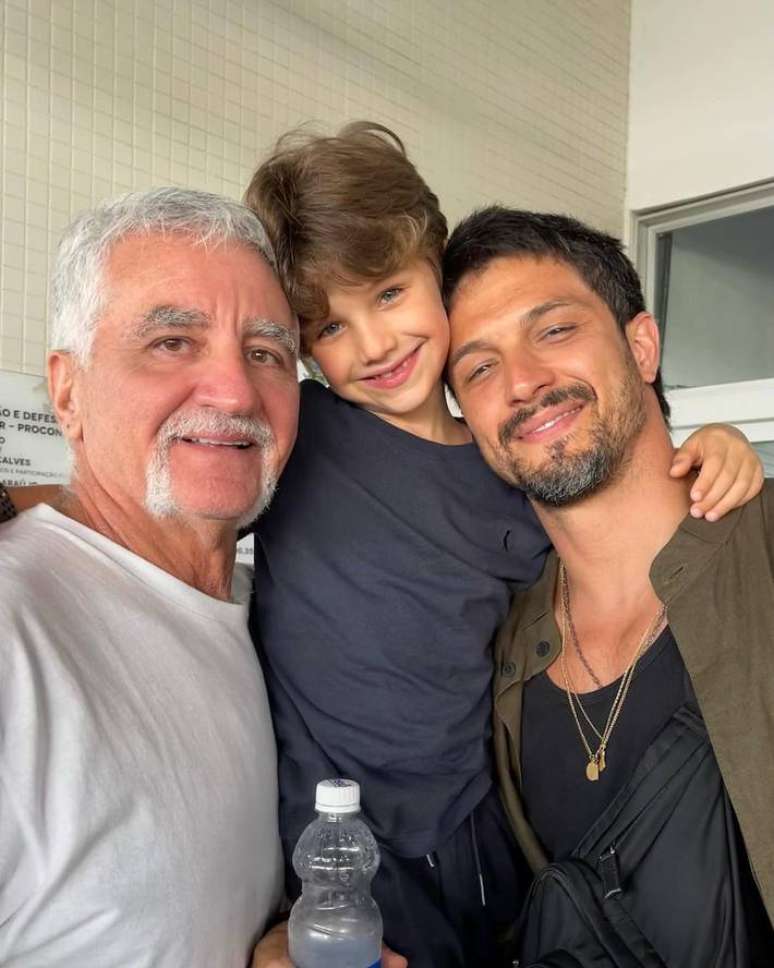 Romulo Estrela com o pai, Sebasti&atilde;o, e o filho, Theo