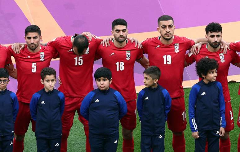 Jogadores do Irã ficaram em silêncio durante hino nacional do país na Copa do Mundo do Catar