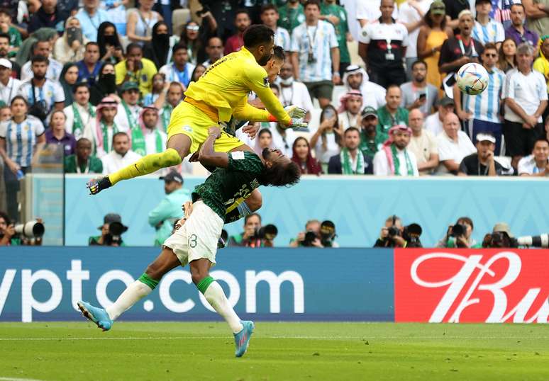 Al-Shahrani é atingido por joelhada em jogo contra a Argentina na Copa