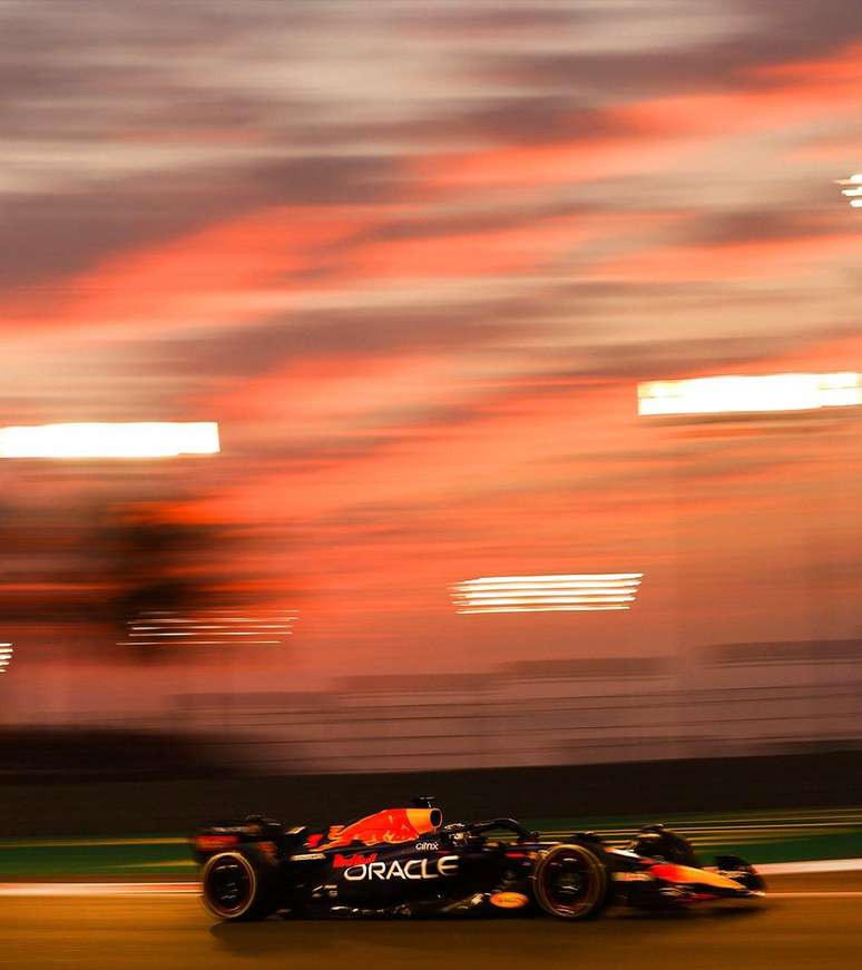 Max Verstappen durante o teste de pós-temporada em Abu Dhabi 