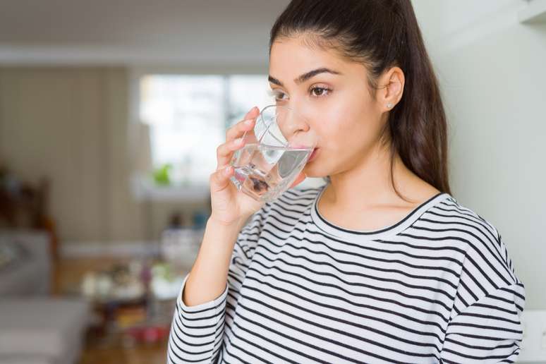 O consumo adequado de água ajuda a prevenir a constipação intestinal 
