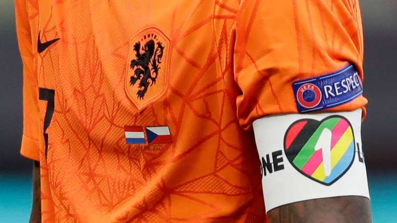 A Holanda começou a usar o chamado "One Love" antes da Euro 2020 e garantiu que o usaria no Catar, onde as relações entre pessoas do mesmo sexo são penalizadas