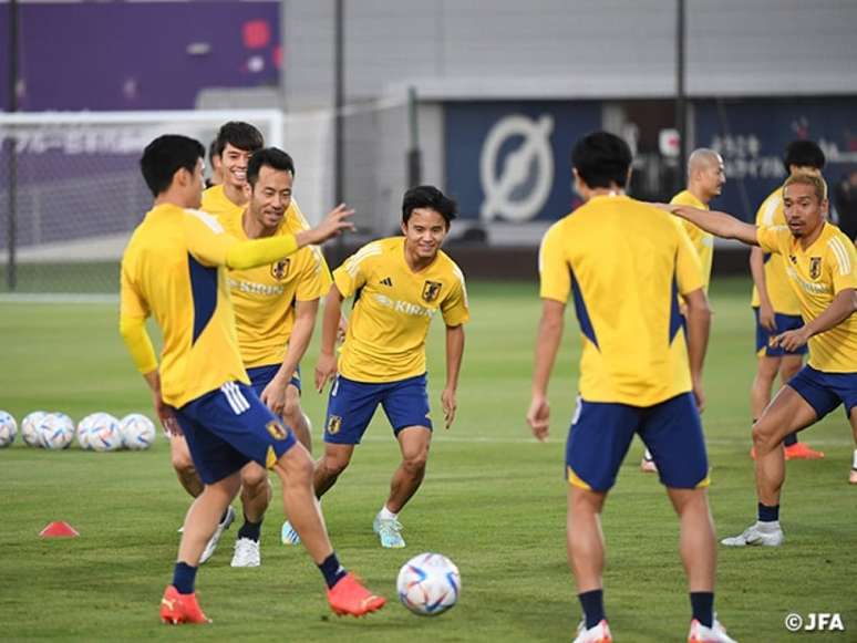 Jogadores japoneses durante atividades realizadas nesta terça-feira, no Qatar (Foto: Divulgação/JFA)