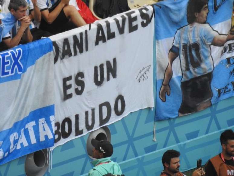 Em uma faixa branca, torcedores argentinos escreveram "Dani Alves es un boludo" e penduraram no estádio