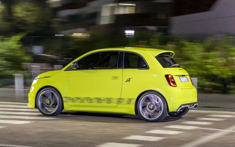 Abarth lança seu primeiro elétrico (que deve chegar ao Brasil).