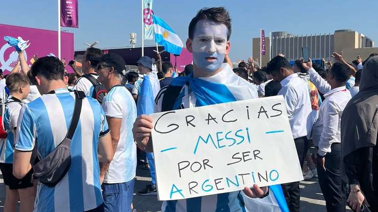 Torcedor argentino leva cartaz de agradecimento Messi