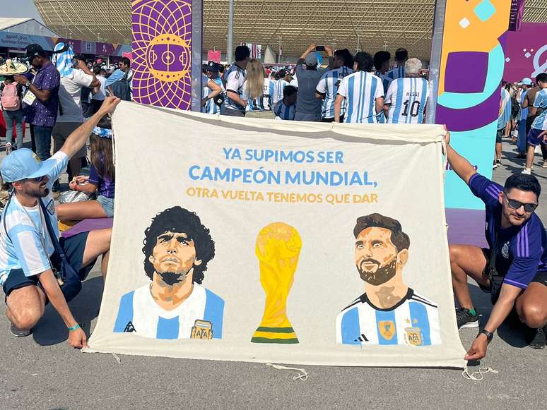 Maradona e Messi homenageados pela torcida argentina 