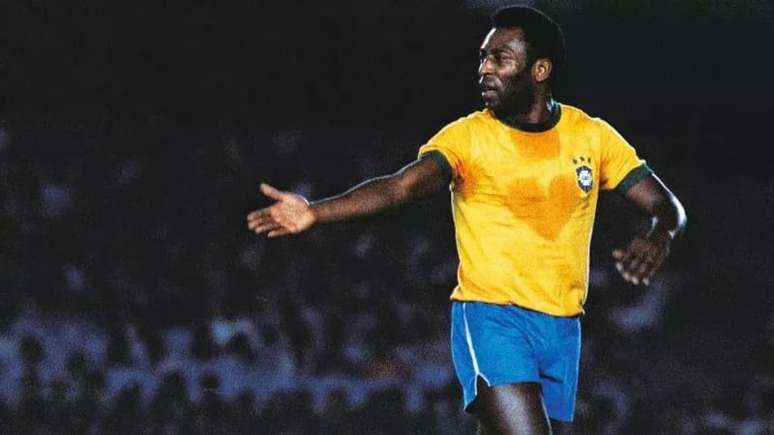 Imagem mostra Pelé em partida pela seleção brasileira. Na camisa dele tem uma mancha de suor em forma de coração.