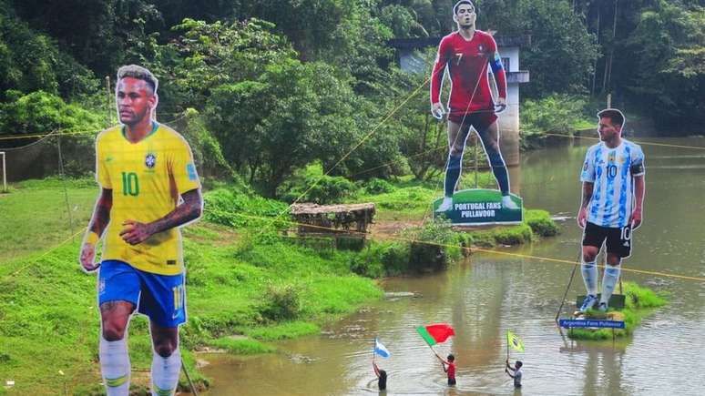 Cartazes de Neymar, Cristiano Ronaldo e Messi no rio Cherupuzha, no Estado de Querala