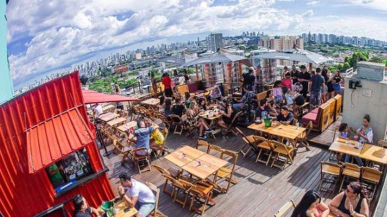 Rooftop do bar e restaurante Oh Freguês – Foto: Divulgação/Instagram