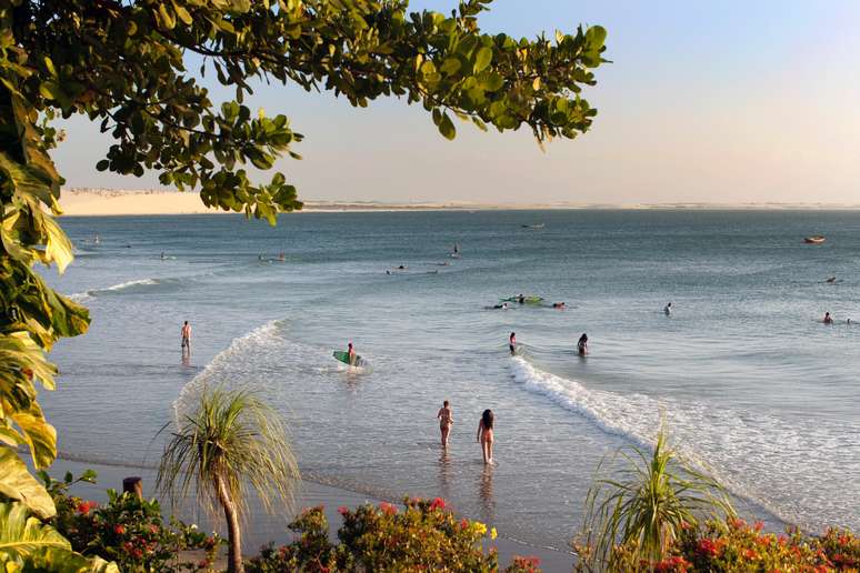 Na Praia de Jericoacoara, o mar que parece lagoa e a Duna do Pôr do Sol ao fundo.