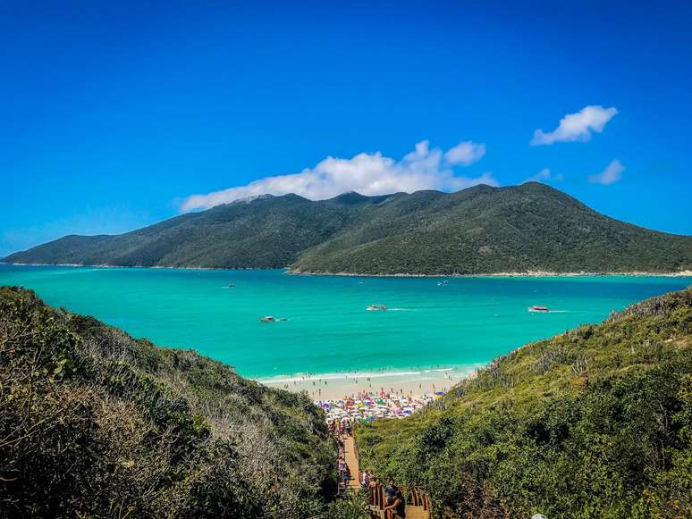 Uma fotogênica escadaria dá acesso ao azul-turquesa do Pontal do Atalaia.