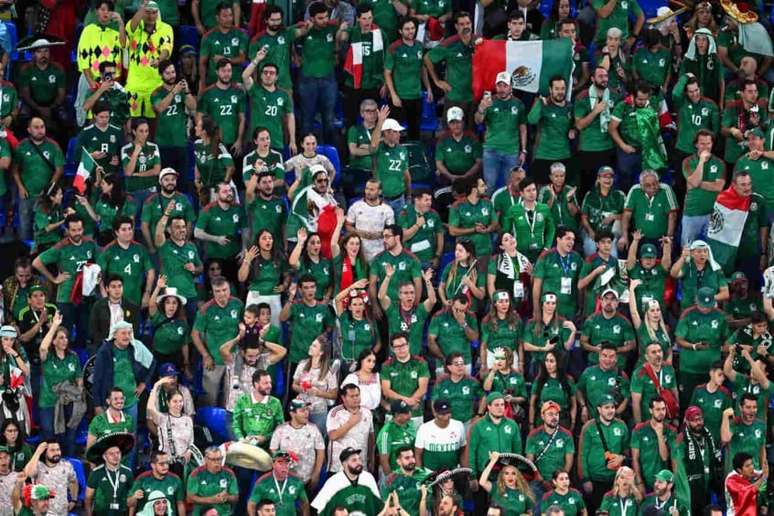 Torcedores mexicanos no jogo contra a Polônia (Foto: KIRILL KUDRYAVTSEV / AFP)