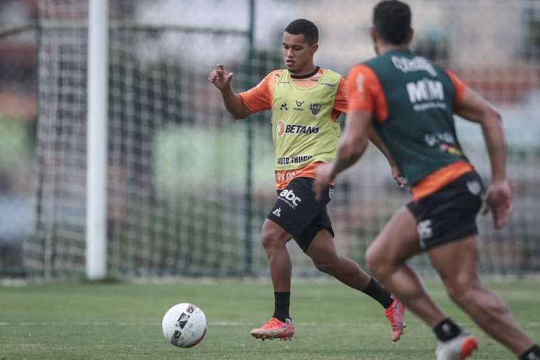 Flamengo negocia empréstimo de Wesley, lateral da base, para o