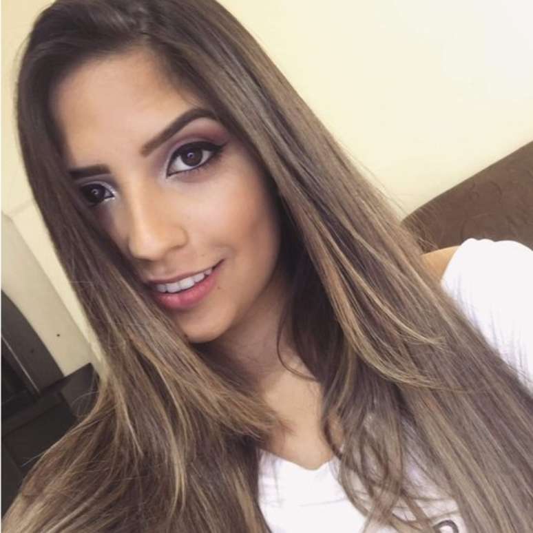 Yasmin em foto que mostra seu cabelo comprido, antes do diagnóstico