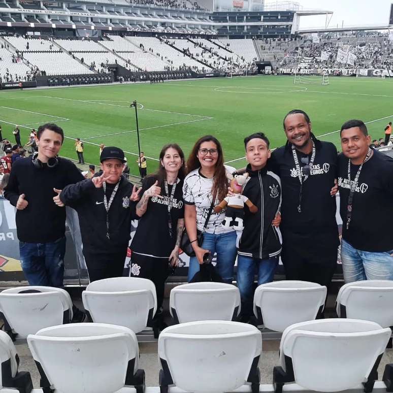 Juliana (terceira da esquerda para a direita) e a turma do Autistas Alvinegros na Arena