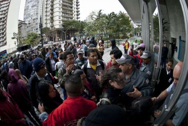 Manifestação em frente à Câmara Municipal de São Paulo contra a série de incêndios ocorridos em favelas em 2012 e com objetivo de pressionar os vereadores da CPI dos Incêndios a investigar as ocorrências