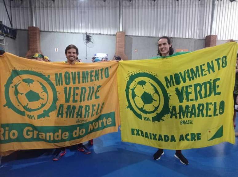 Torcedores expõem bandeiras do Movimento Verde e Amarelo (Foto: Fábio Lázaro/Lancepress)