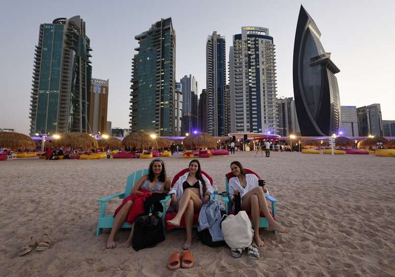 Público curte beach club em Doha