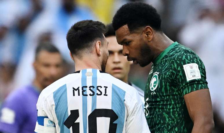 Zagueiro saudita encara Messi após virada na Copa do Catar