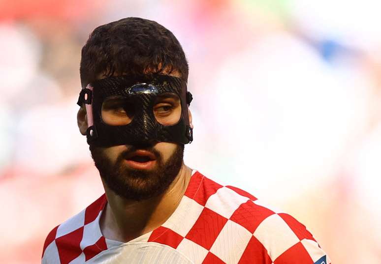 Zagueiro croata precisa usar máscara após fraturar o nariz