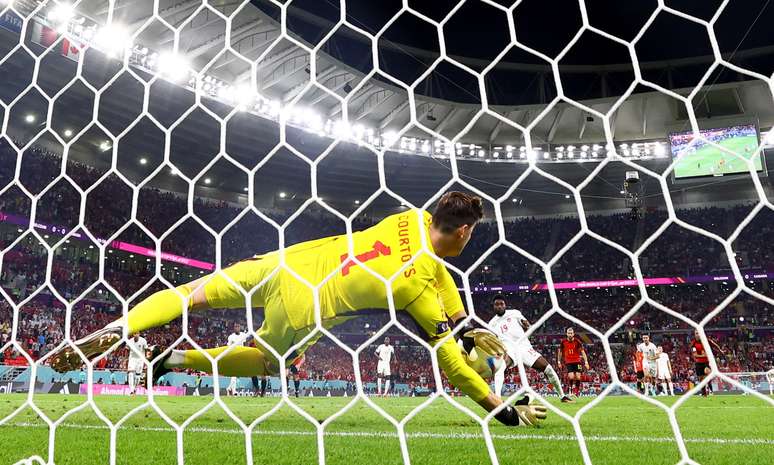 Goleiro Thibaut Courtois, da Bélgica, pega pênalti cobrado por Alphonso Davies, do Canadá, pela Copa do Catar