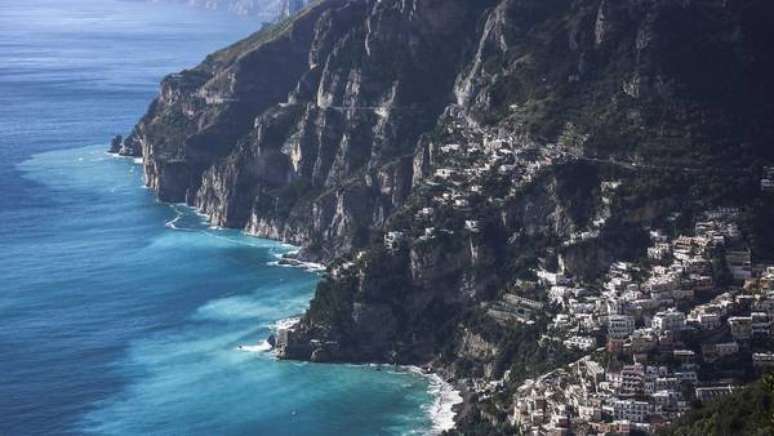 Vista aérea da Costa Amalfitana, no sul da Itália