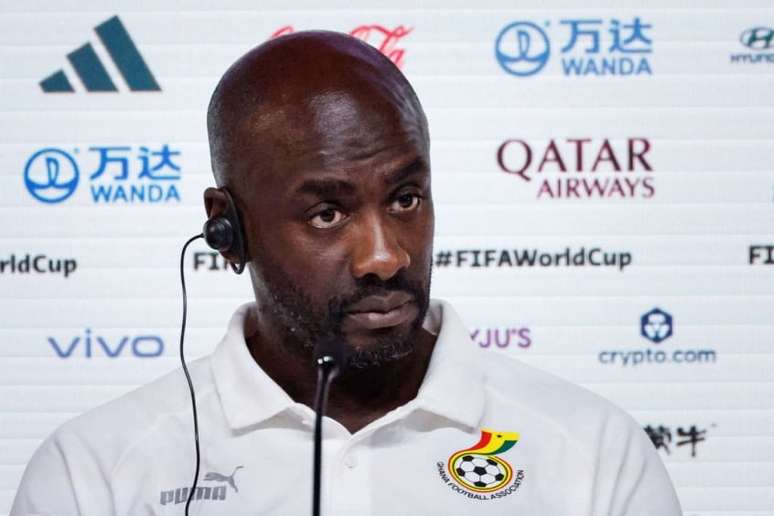 O técnico Otto Addo, da seleção de Gana durante coletiva (Foto: KHALED DESOUKI / AFP)