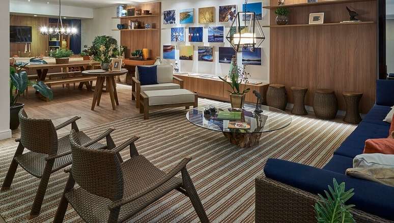 3. Tend&ecirc;ncias de decora&ccedil;&atilde;o em 2023 com mix de texturas para salas conjugadas &ndash; Foto: L&iacute;der Interiores