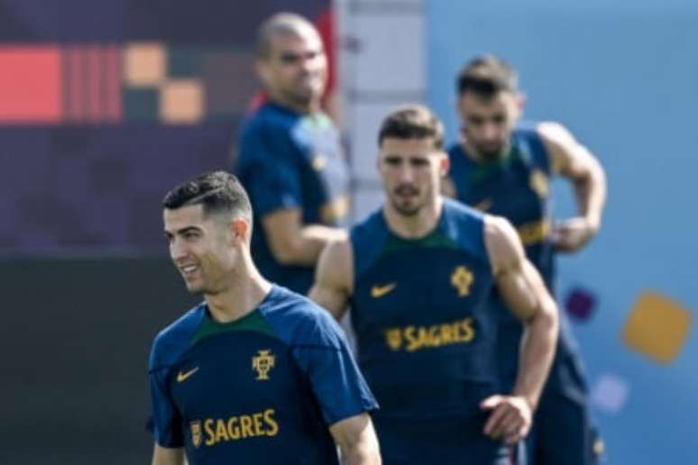 CR7, Rúben Dias e Bruno Fernandes durantes treino de Portugal (Foto: PATRICIA DE MELO MOREIRA / AFP)