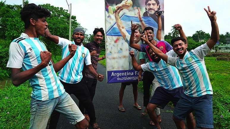 Torcedores indianos da Argentina comemorando a vitória da seleção sul-americana na Copa América de 2021