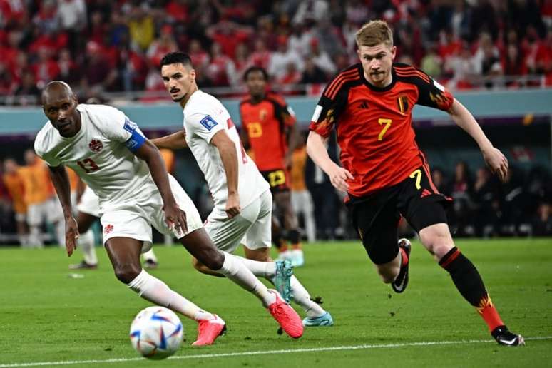 De Bruyne em campo pela Bélgica contra o Canadá (Foto: ANNE-CHRISTINE POUJOULAT / AFP)