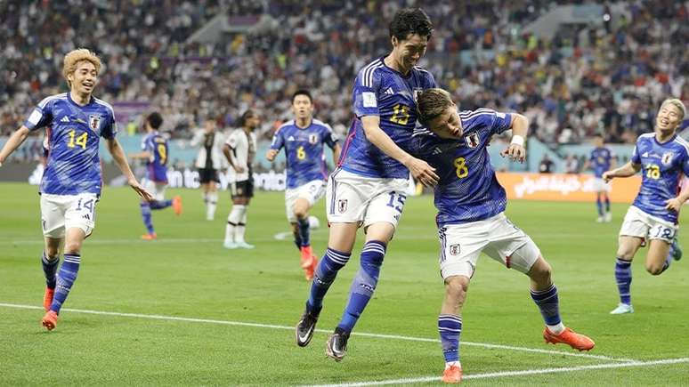 Tem mais uma zebra na Copa do Mundo do Qatar! Nesta quarta-feira, o Japão venceu a Alemanha de virada, por 2 a 1. Foi a primeira vitória de virada do Japão na história das Copas. Assim, o resultado entra para a galeria das maiores zebras dos Mundiais. Veja aqui outros placares que surpreenderam o Mundo em Copas!