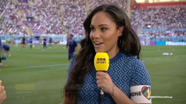 A rep&oacute;rter Alex Scott apareceu utilizando a faixa nas cores do arco-&iacute;ris