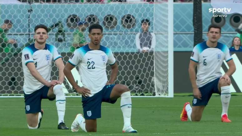 Os jogadores ingleses de joelhos em protesto contra o racismo
