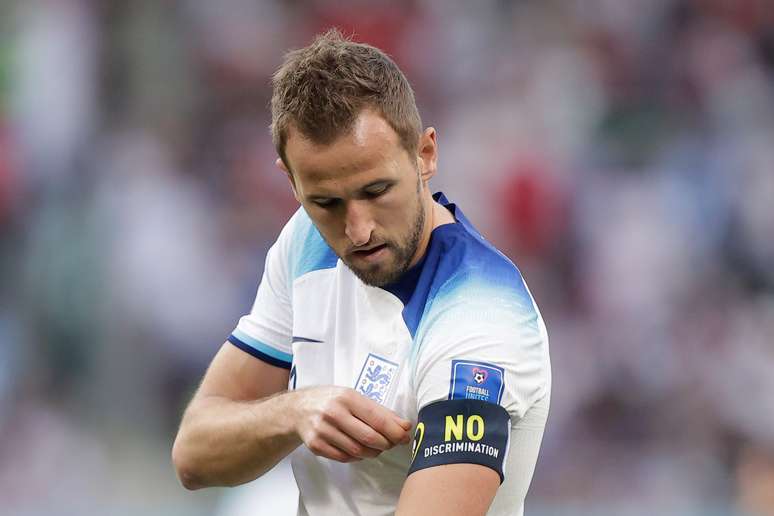  Harry Kane entrou em campo com a bra&ccedil;adeira com a frase "#NoDiscrimination&rdquo;