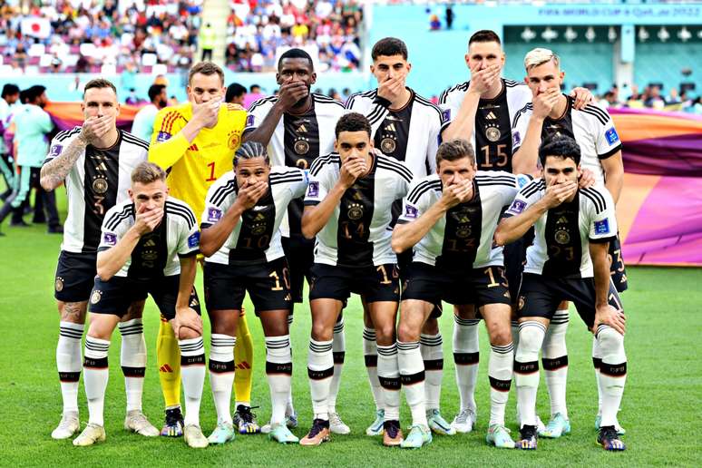 Os jogadores taparam as bocas com as m&atilde;os como um ato de rep&uacute;dio 