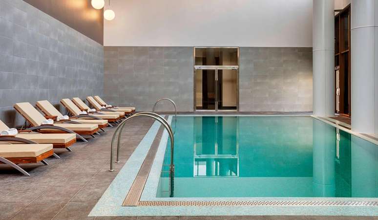 Uma das piscinas disponíveis aos hóspedes no hotel do Catar