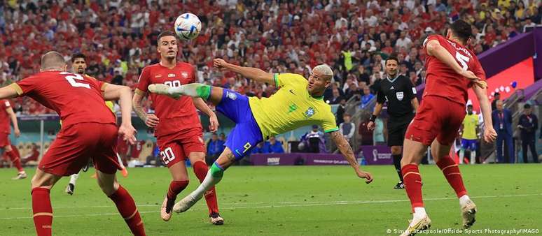 Richarlison marcou dois gols, o segundo de voleio após rebote do goleiro