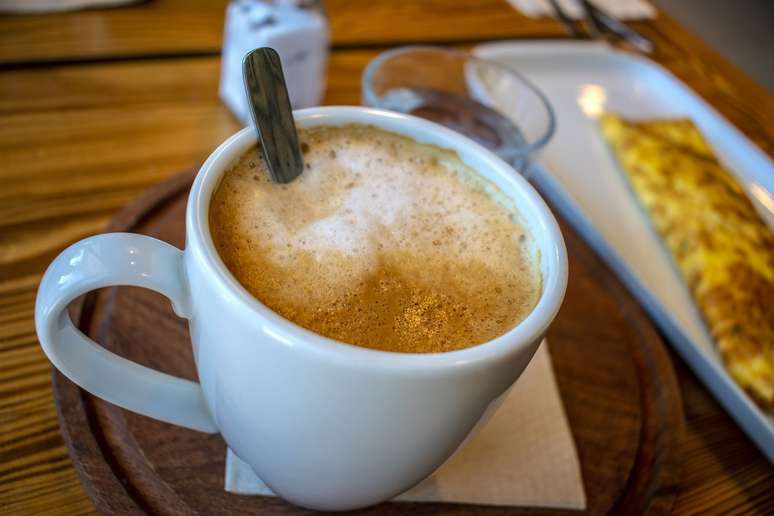 Você toma café com leite: com açúcar, adoçante ou sozinho?