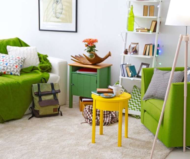 Aposte em objetos em verde e amarelo para decorar a casa –