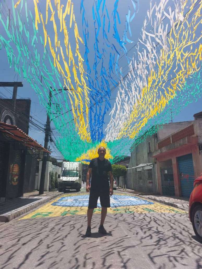 No Jardim Ubirajara, Zona Sul de SP, Givaldo Pereira da Silva &eacute; o respons&aacute;vel pela decora&ccedil;&atilde;o da rua Colastine.