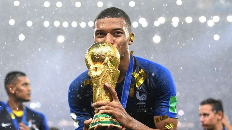A França, do jogador Kylian Mbappé, é a atual campeã mundial, mas uma vitória consecutiva é historicamente uma raridade na competição