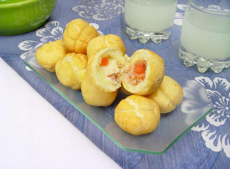 Pão de queijo frito recheado com presunto e queijo – Foto: Guia da Cozinha