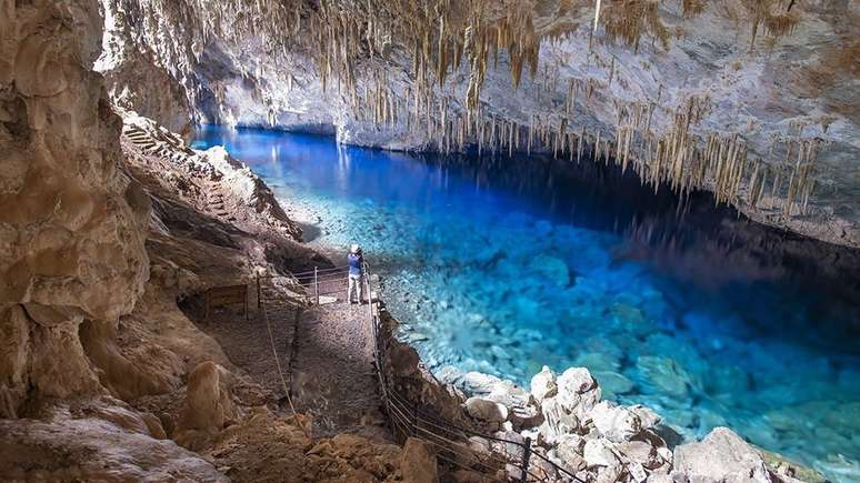 Gruta do Lago Azul, em Bonito (MS), cidade que é citada como exemplo de boa estratégia de longo prazo, por ter começado na década de 1990 a trabalhar o potencial turístico e hoje é um destino bastante solicitado